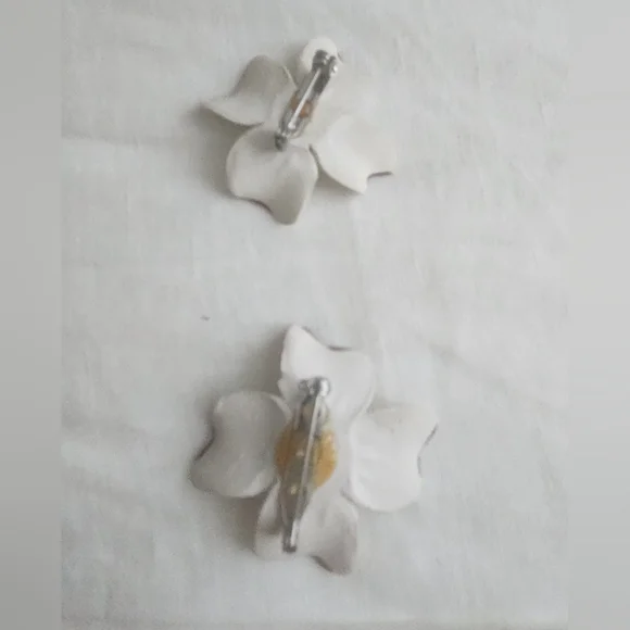 Vtg Pair- Ceramic Dogwood Flower Pin/ Brooches -Flower Pins - Picture 2 of 5